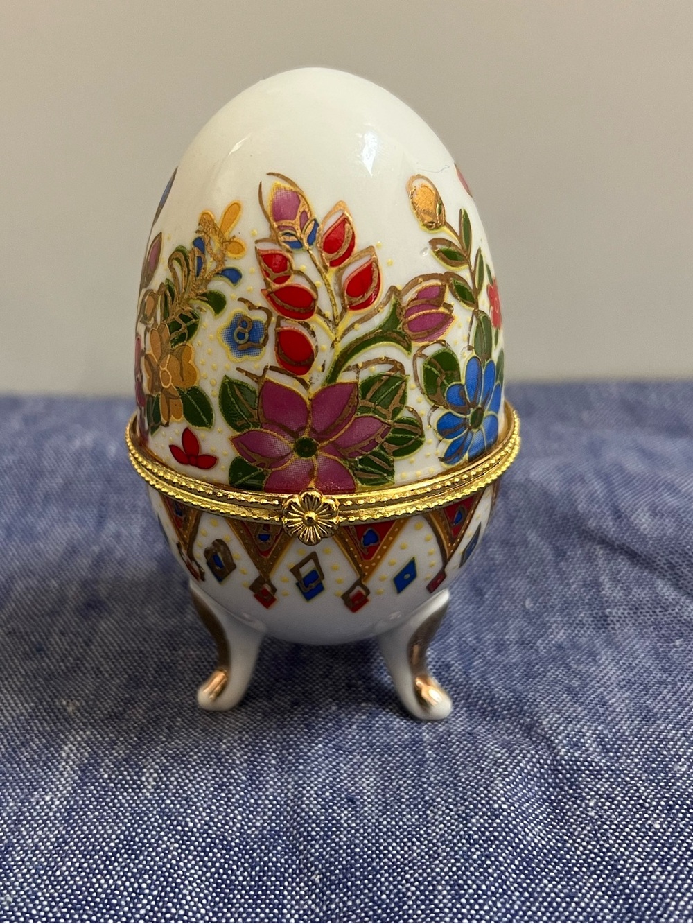 Trinket Box Egg Enamel Hinged and 3 Footed Egg Shaped Vintage Unbranded About 4"